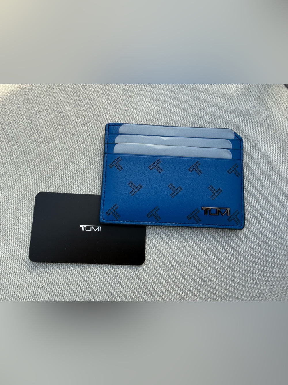 NEW Tumi Embossed LOGO Slim Card Case - 6 slot - Leather Wallet - BRIGHT BLUE